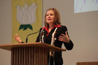 Rev. Kathleen Rolenz preaches to West Shore UU Church in Rocky River, OH.